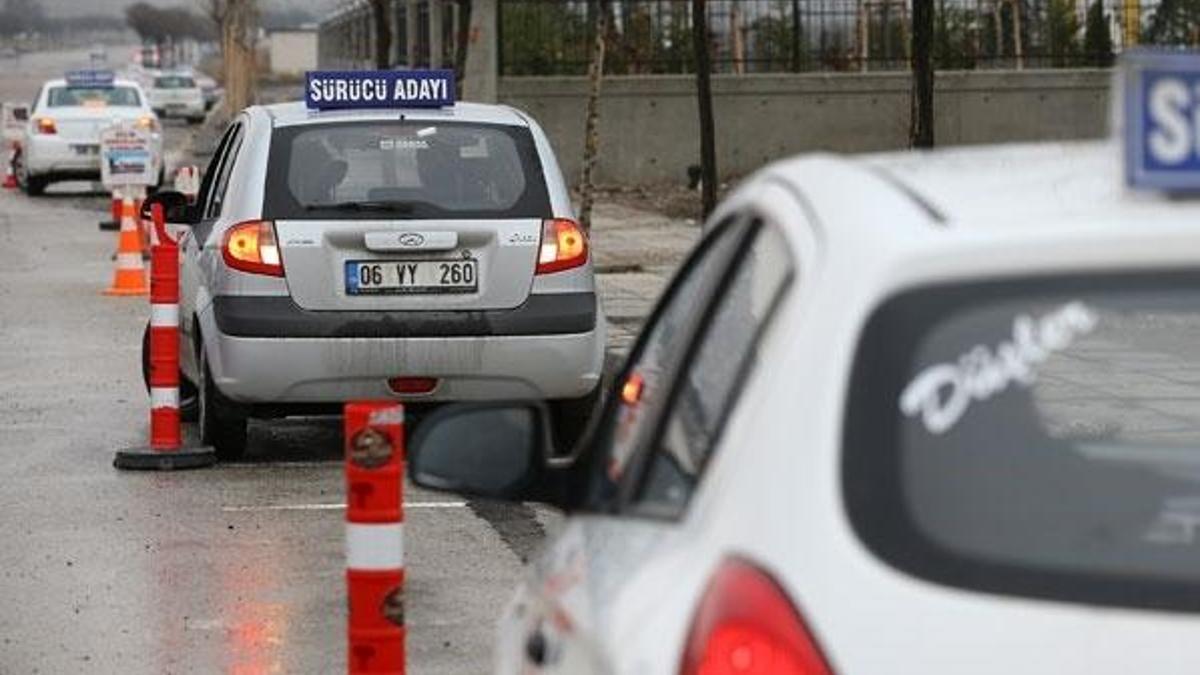 Sürücü adaylarını en çok "düz vites" ve "park etme" zorladı