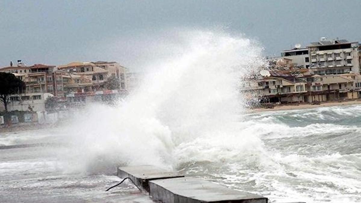 Antalya'da kırmızı alarm! Okullar tatil edildi, o saatlere dikkat...