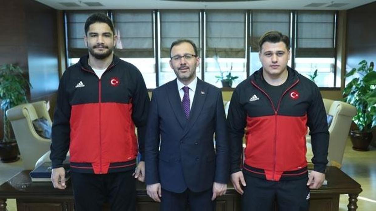 Bakan Kasapoğlu şampiyon güreşçileri kabul etti