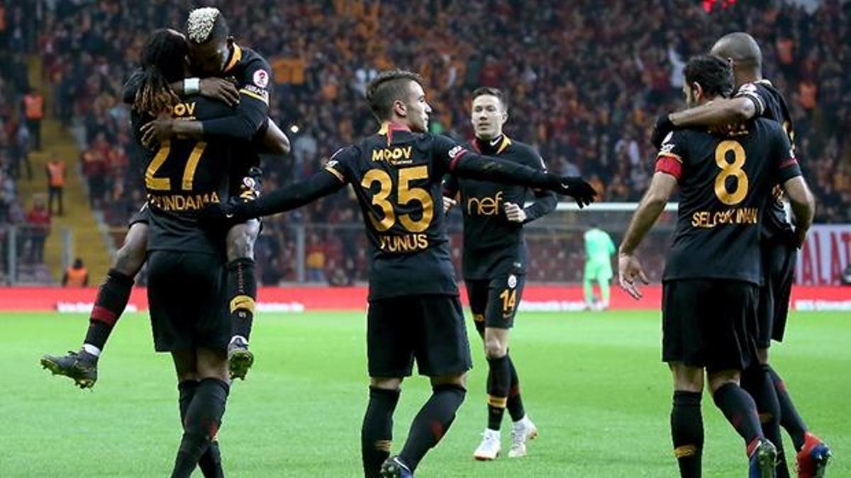 Aslan tur kapısını araladı