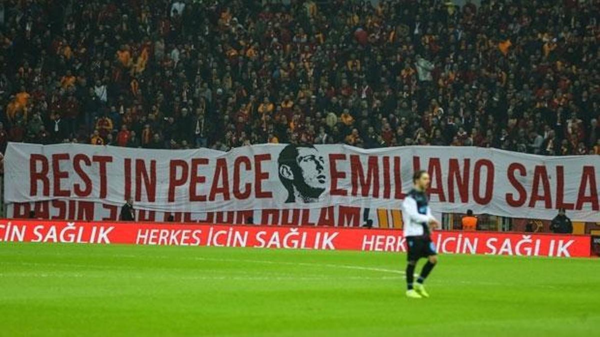 Galatasaray taraftarından Emiliano Sala pankartı
