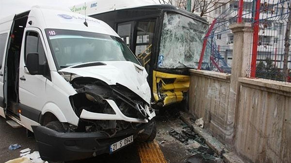 Diyarbakır'da feci kaza! Çok sayıda yaralı...