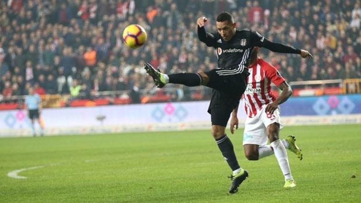 Adriano için flaş transfer iddiası!
