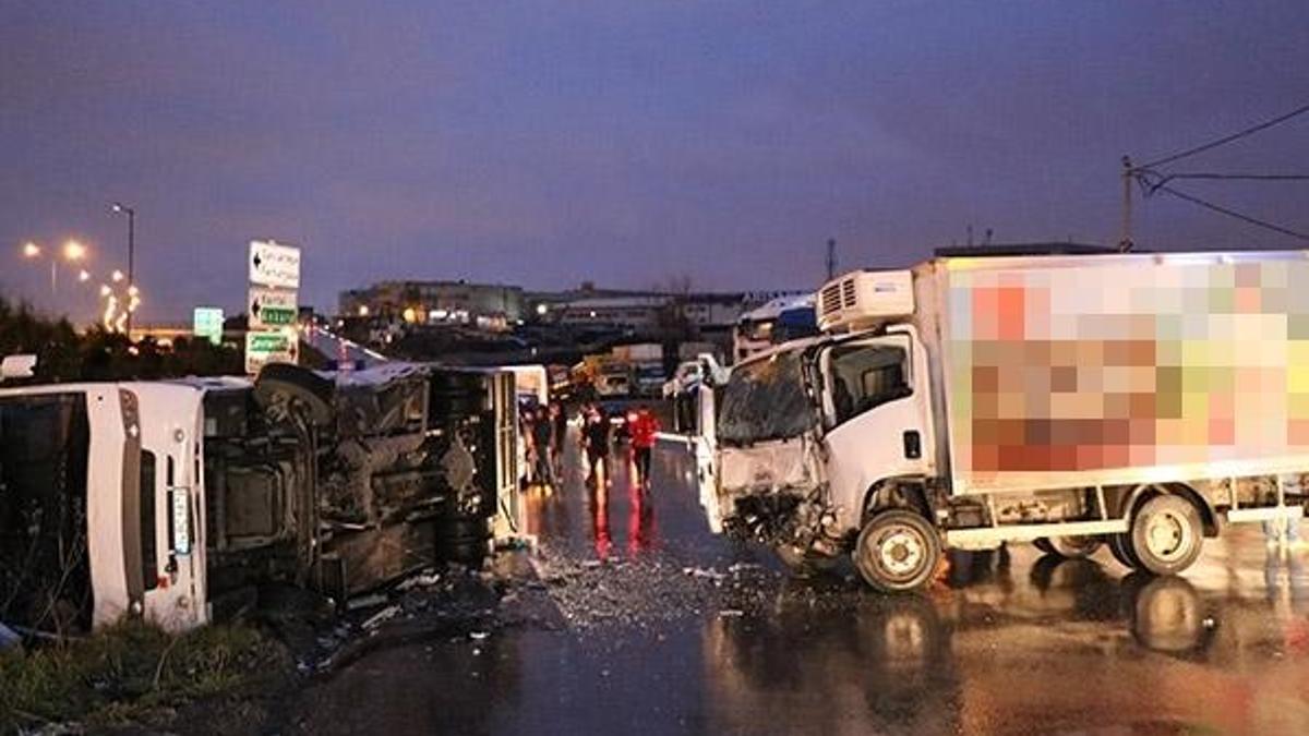 Ümraniye’de servis midibüsü ile kamyonet kafa kafaya çarpıştı!