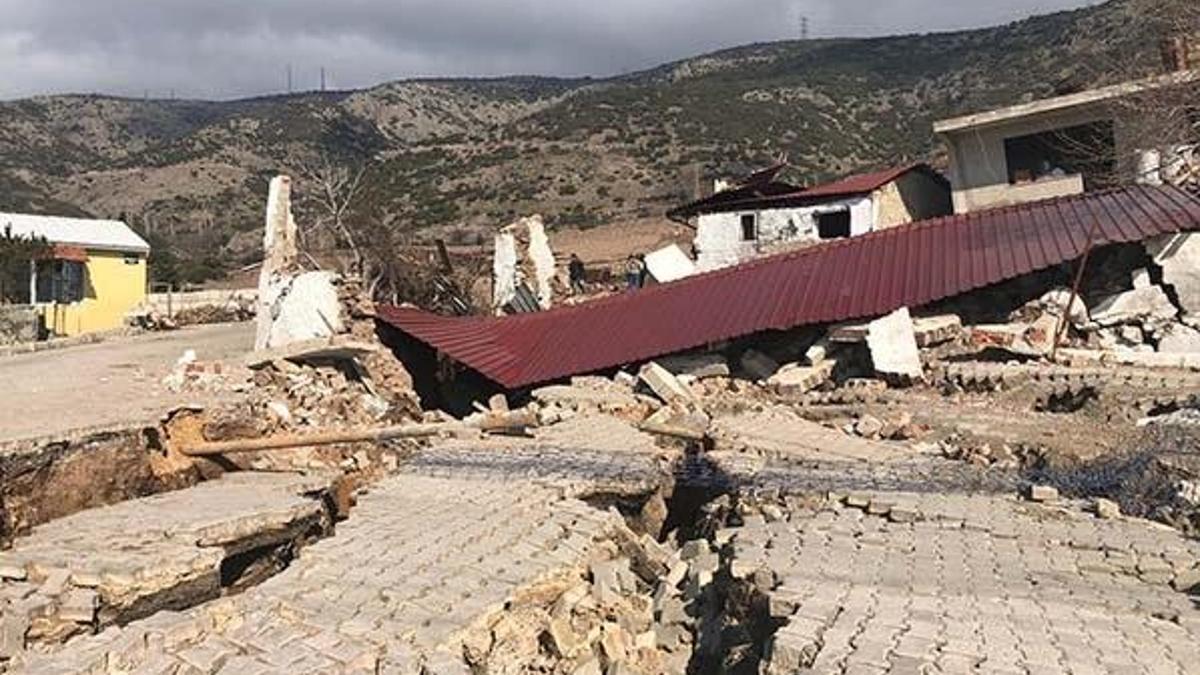 İzmir'de toprak kayması sonucu 12 ev tahliye edildi