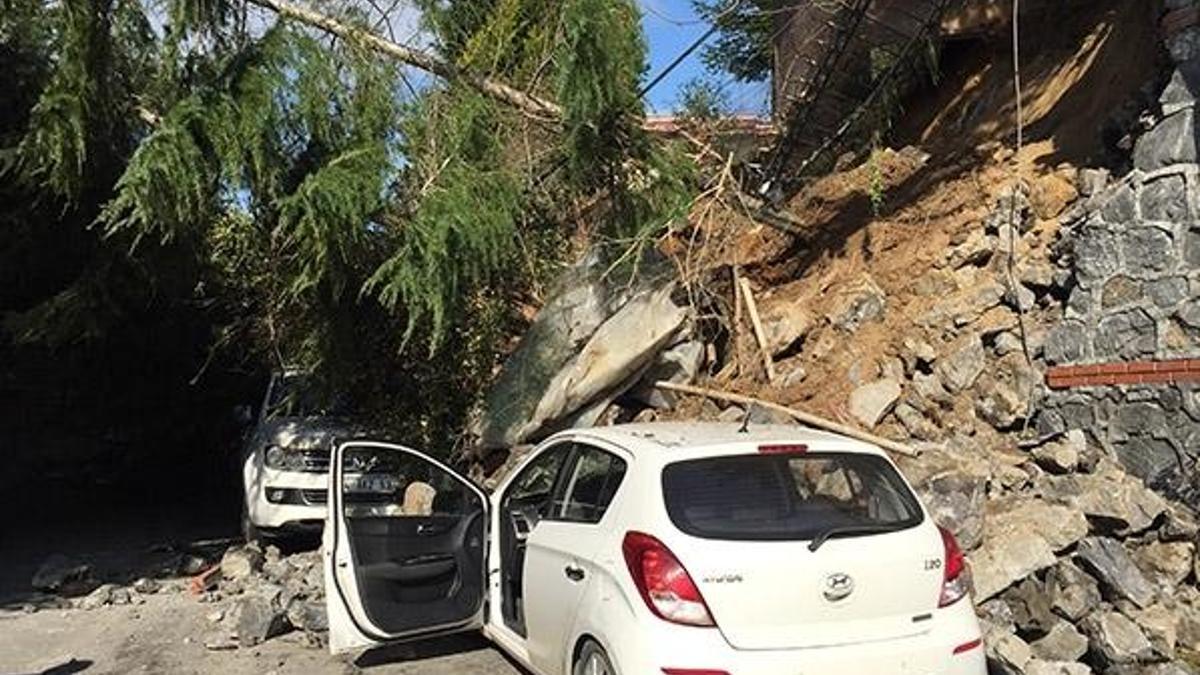 Beykoz'da istinat duvarı araçların üzerine çöktü