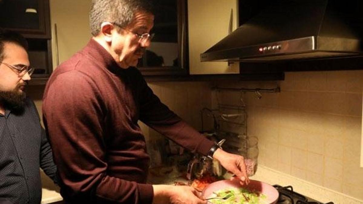 Zeybekci, öğrenci evinde menemen yaptı