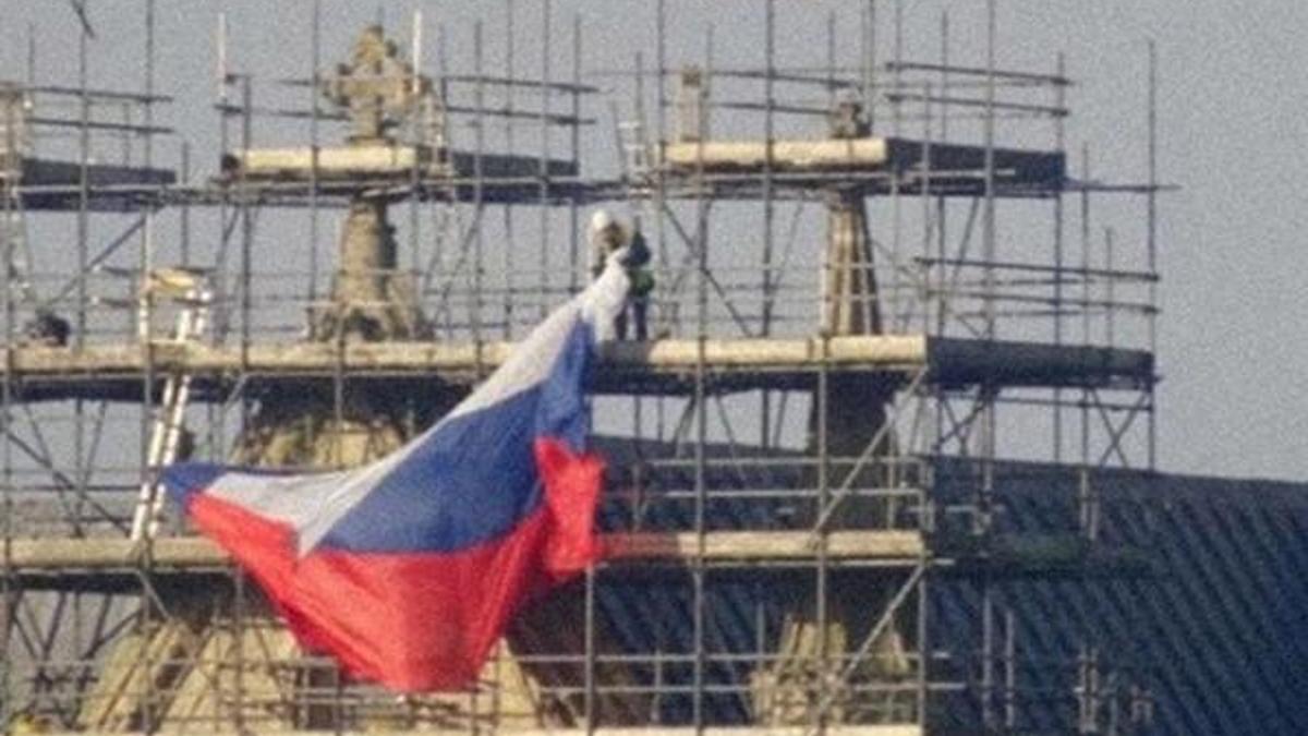 İngiltere'nin en eski katedraline Rus bayrağı asıldı, kriz çıktı