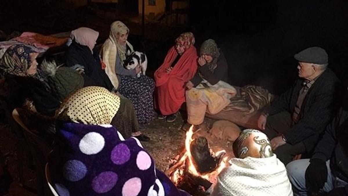 46 artçı deprem! Belediye Başkanı uyardı: Çatlak binalar gidebilir