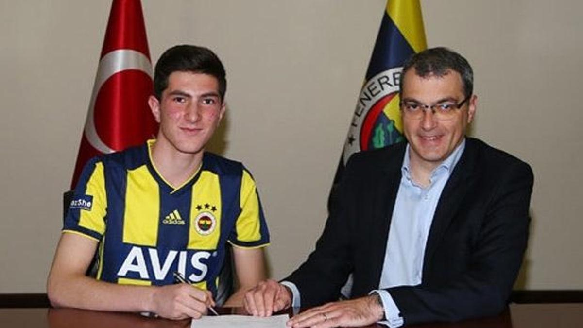 Fenerbahçe'den genç kaleciye profesyonel imza