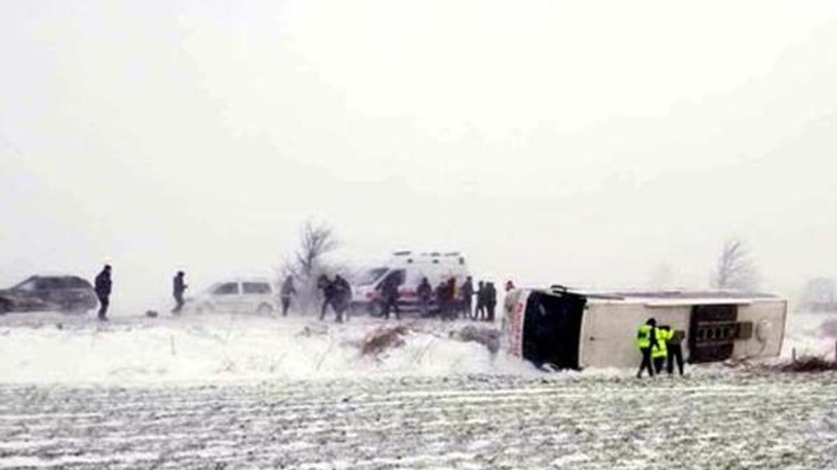 Trakya'da kar ve tipi nedeniyle otobüs devrildi: 4 yaralı