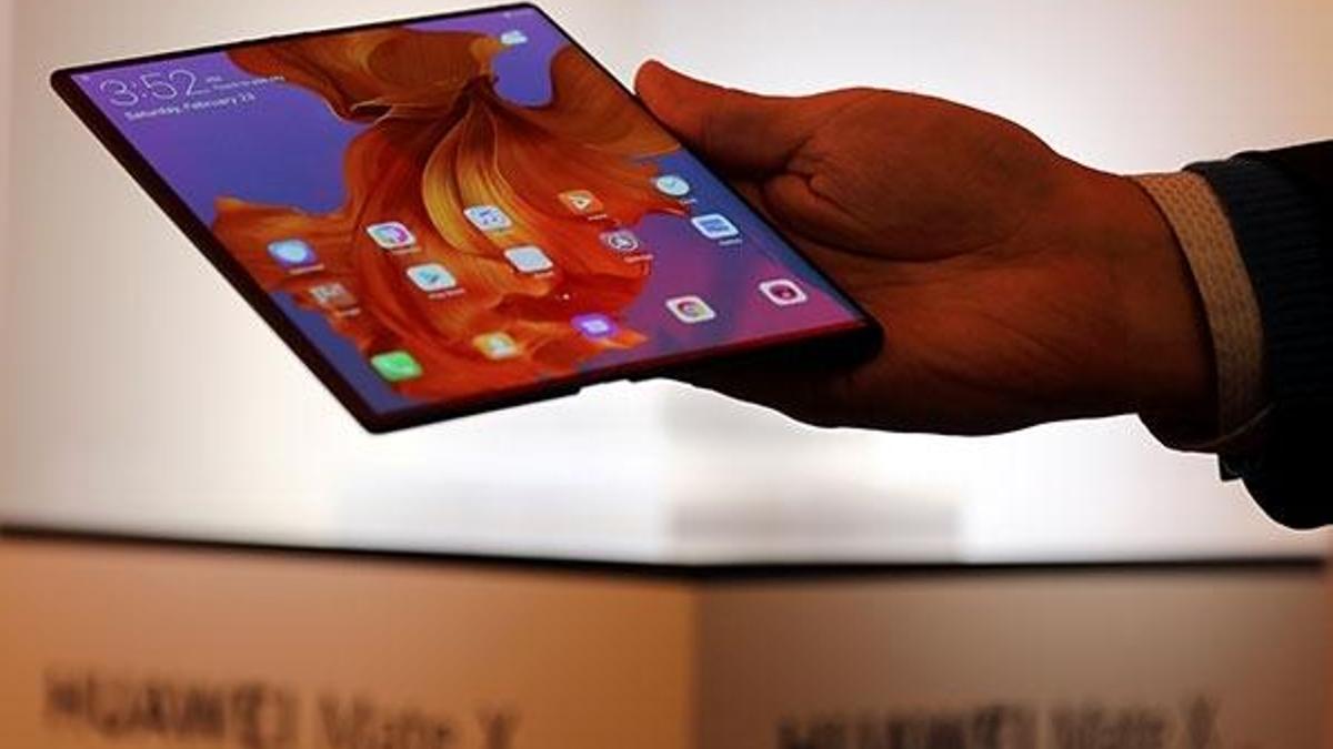 Huawei yeni katlanabilir telefonu Mate X'i satışa çıkardı