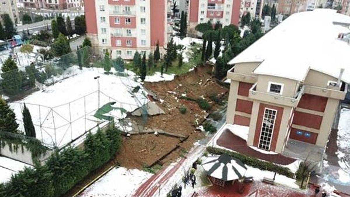 Başakşehir'de okulun istinat duvarı çöktü