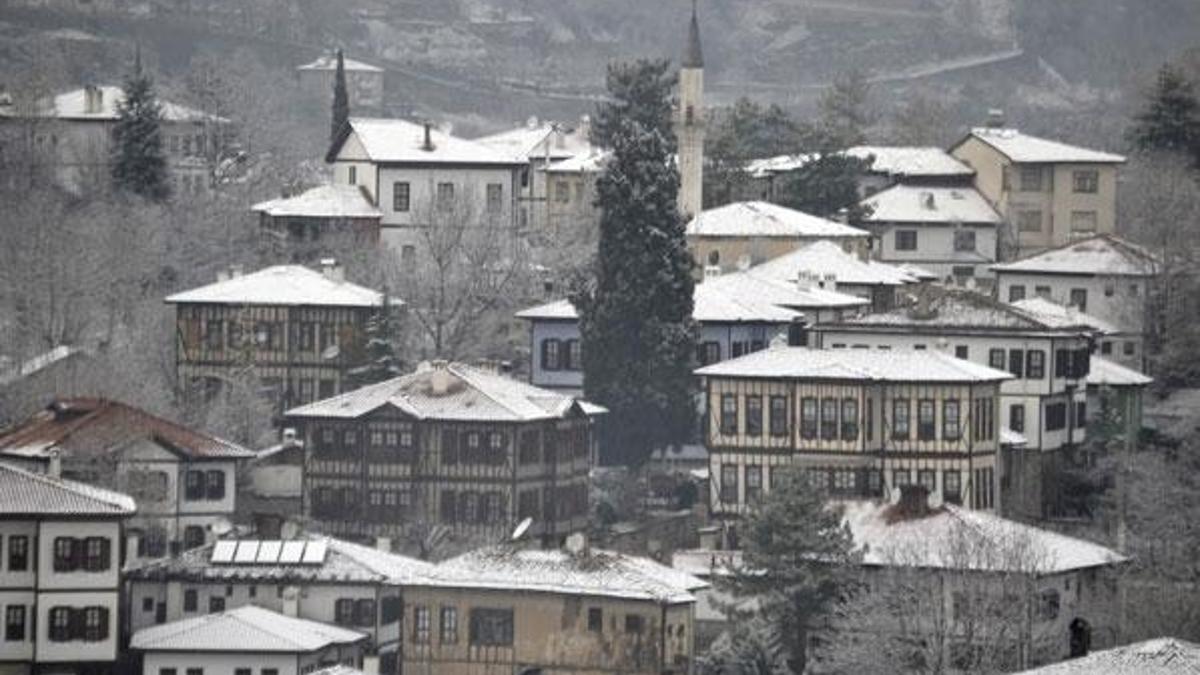 Safranbolu konakları beyaza büründü