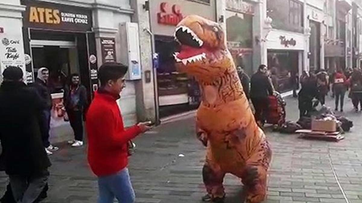 Taksim Meydanı'nda “Dinozor” şaşkınlığı!