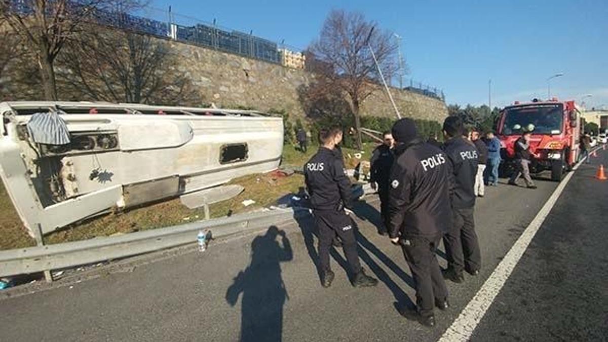 İstanbul'da servis midibüsü devrildi! Çok sayıda yaralı var