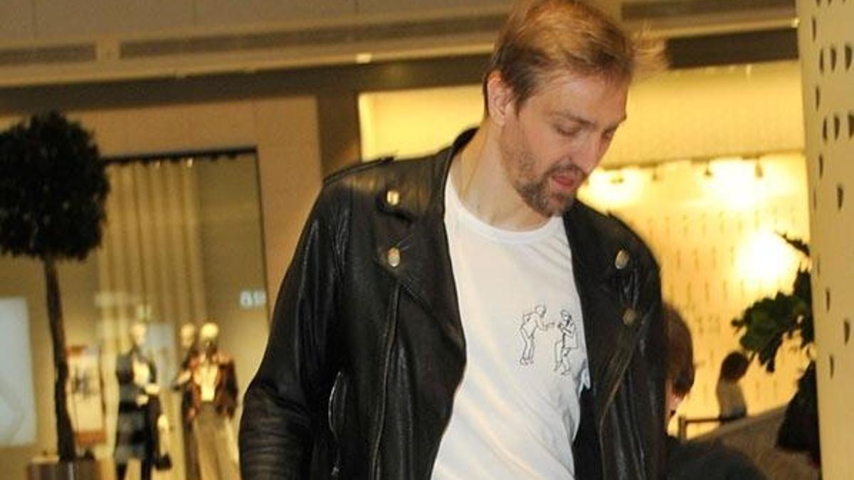 AVM'de oğluyla top kapmaca oynadı