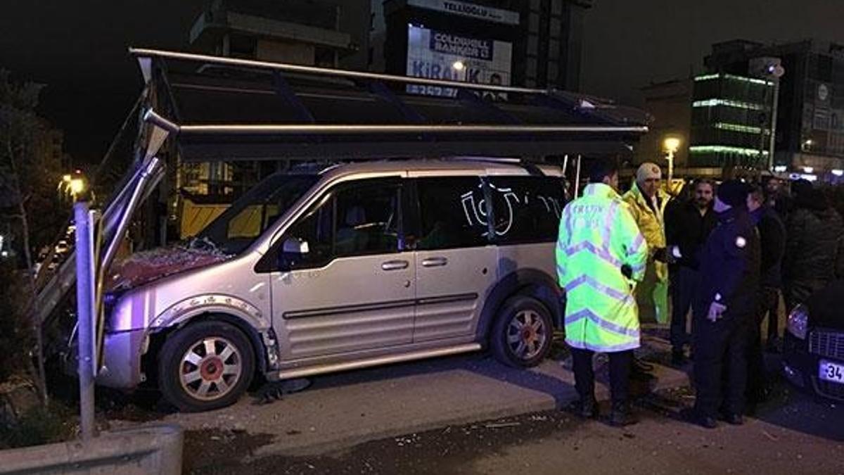 D-100'de araç  otobüs durağına girdi!