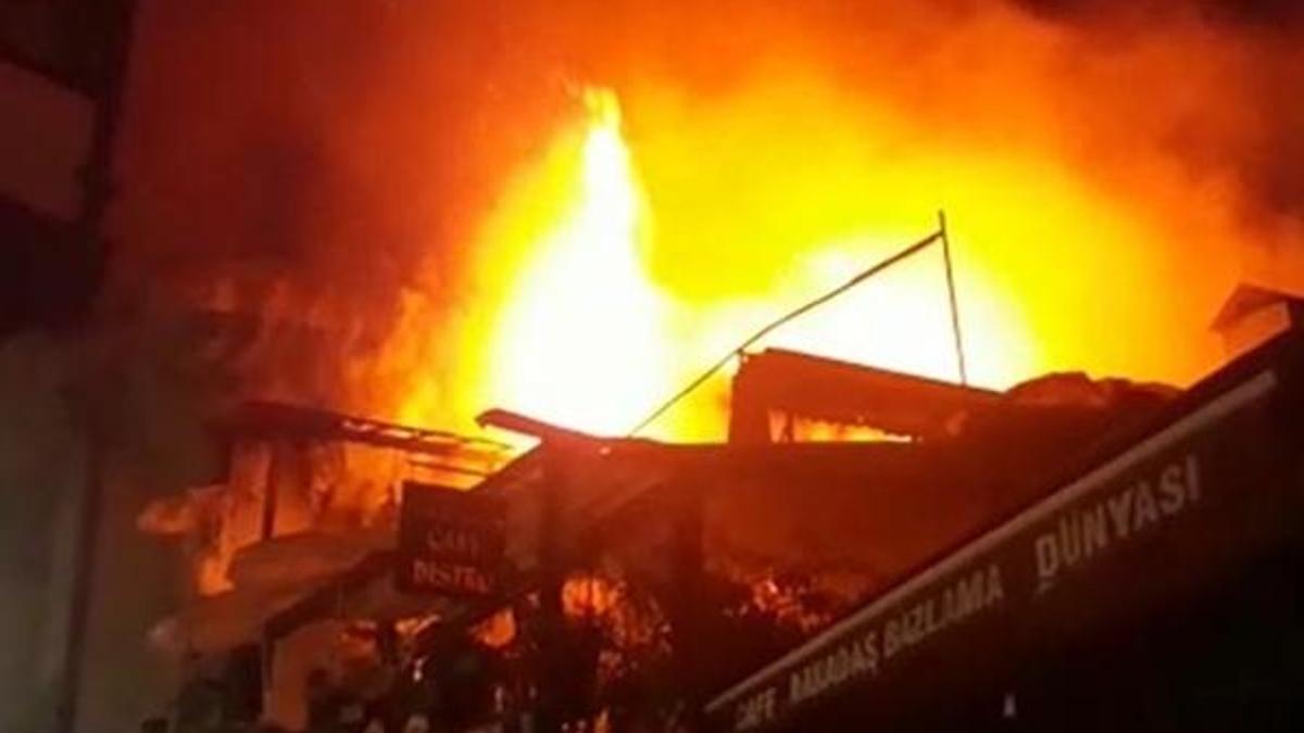 Hamamönü'nde tarihi konaklar alev alev yandı