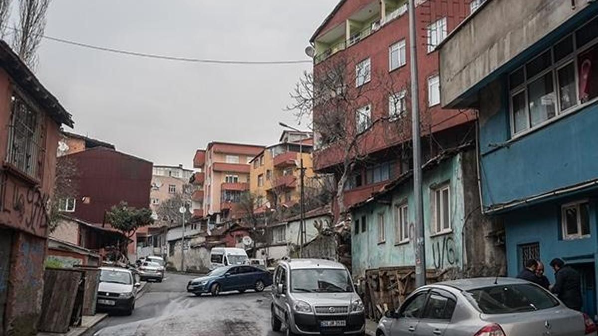 Evlerin kapısına para dolu zarf bırakıyor...