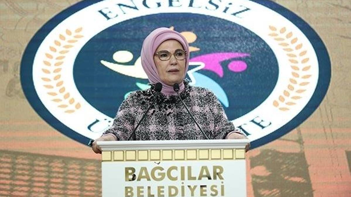 Emine Erdoğan'dan engelli gençlere 'Hawking' örneği