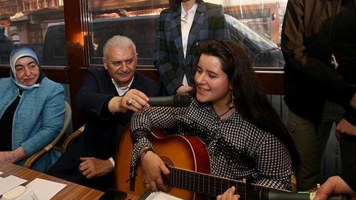 Binalı Yıldırım, kadın seçmenlerle bir araya geldi