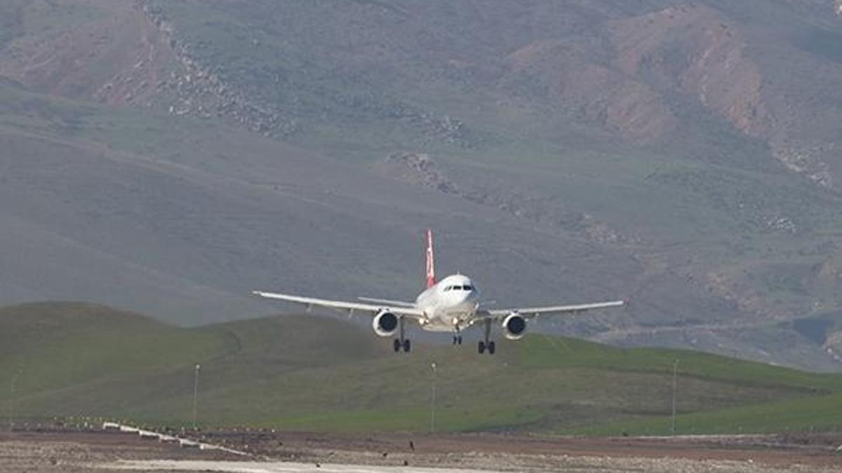 Siirt Havalimanı'na inen THY uçağı su takıyla karşılandı
