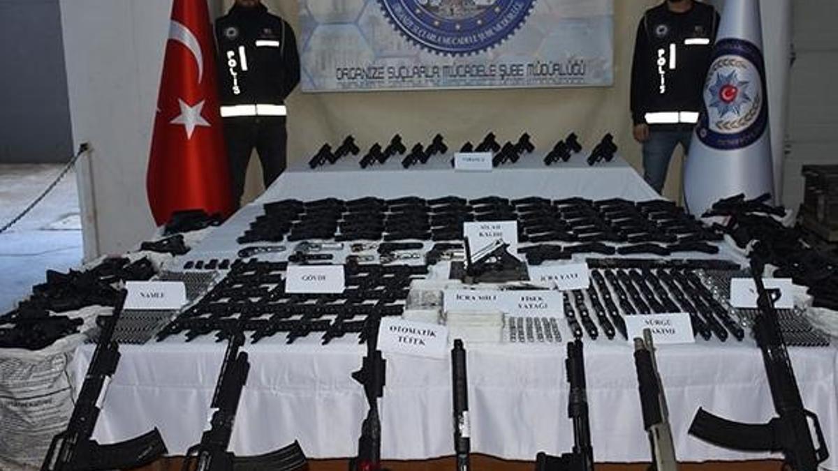 İzmir'de kaçak silah fabrikasına helikopterli operasyon: 46 gözaltı