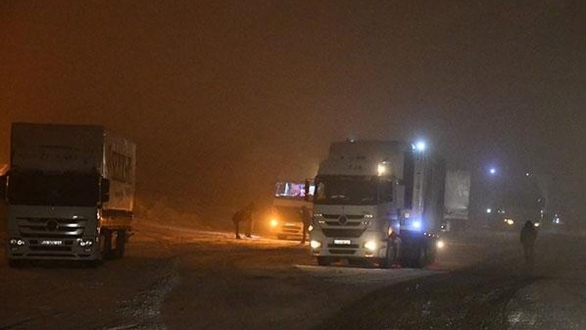 Tendürek Geçidi'nde çok sayıda araç mahsur kaldı