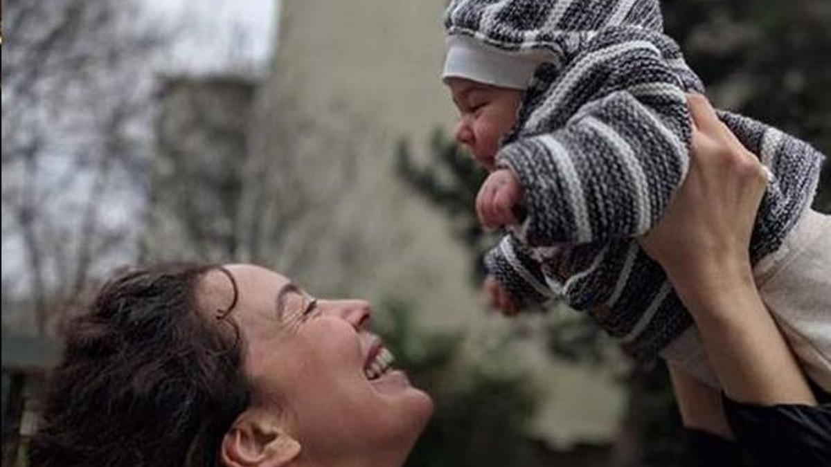 Azra Akın'dan Demir bebekle fotoğraf
