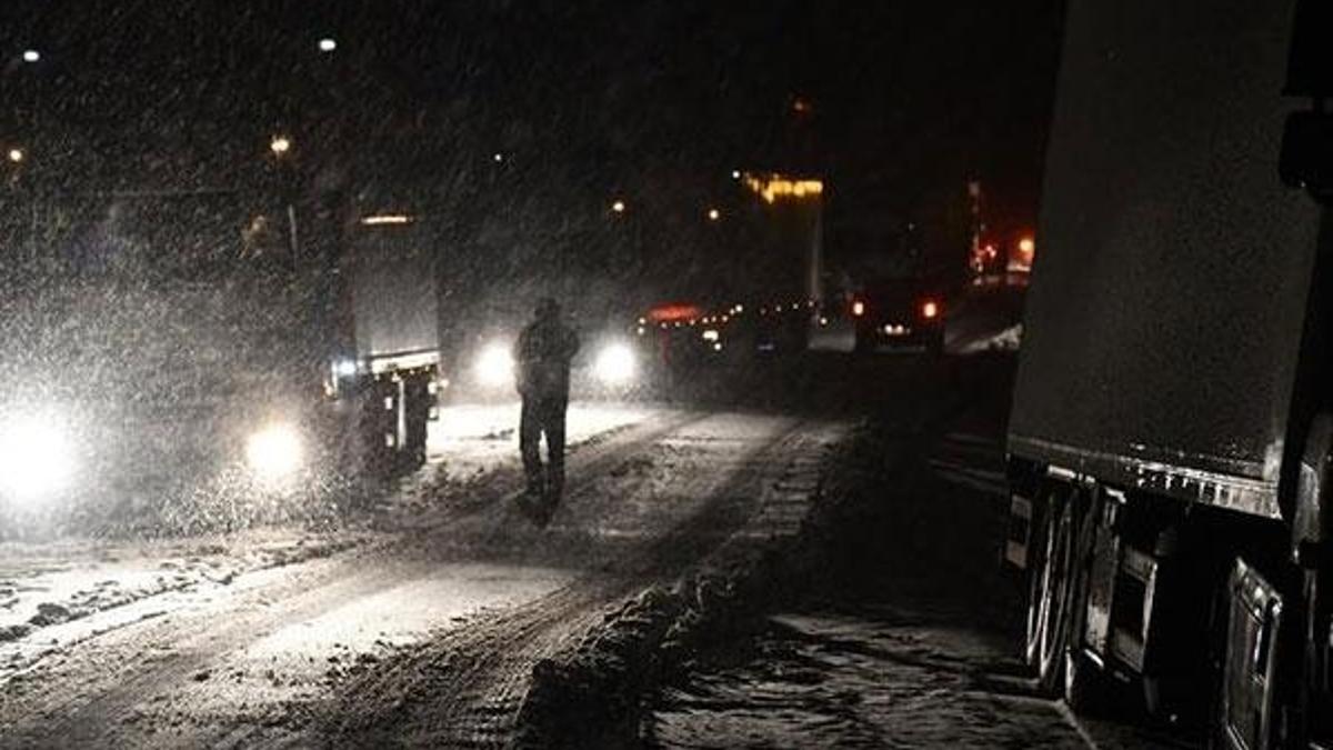 Yoğun kar geçiti kapattı! Araçlar mahsur kaldı