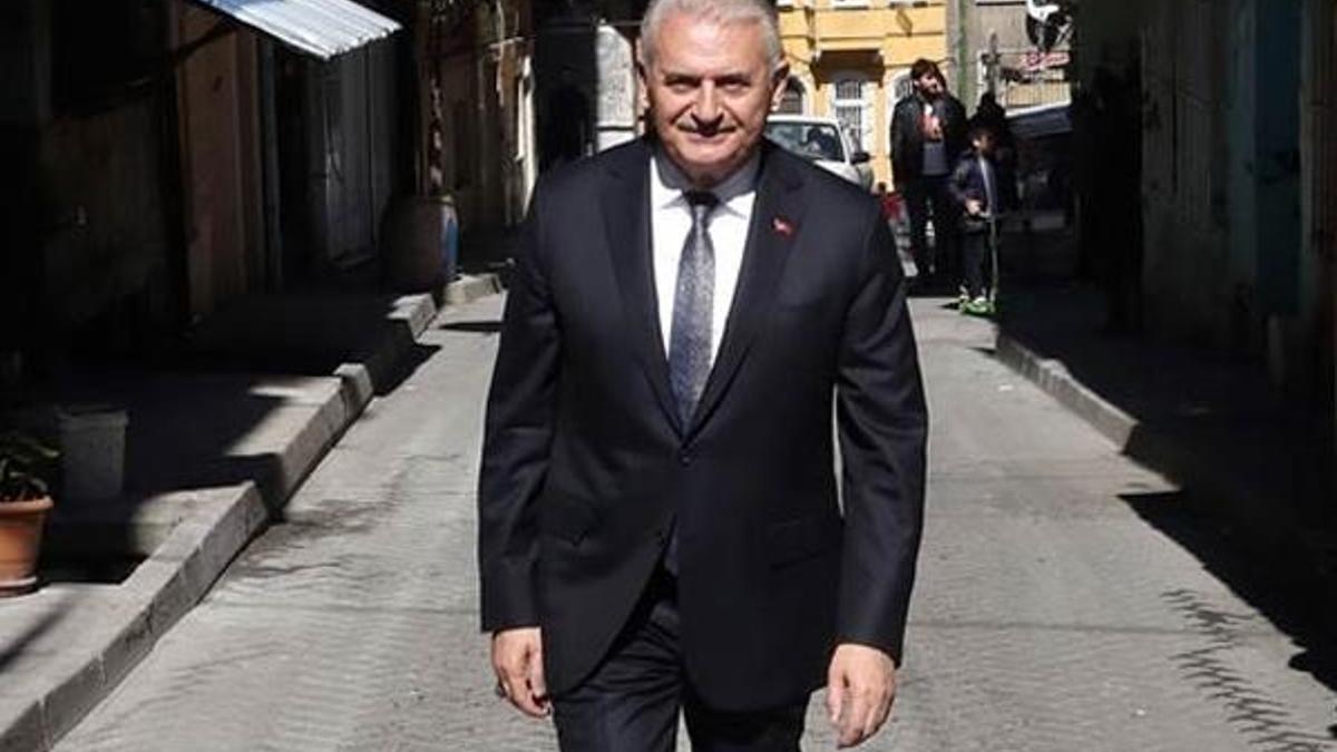 Binali Yıldırım, çocukluğunun geçtiği sokağı ziyaret etti!