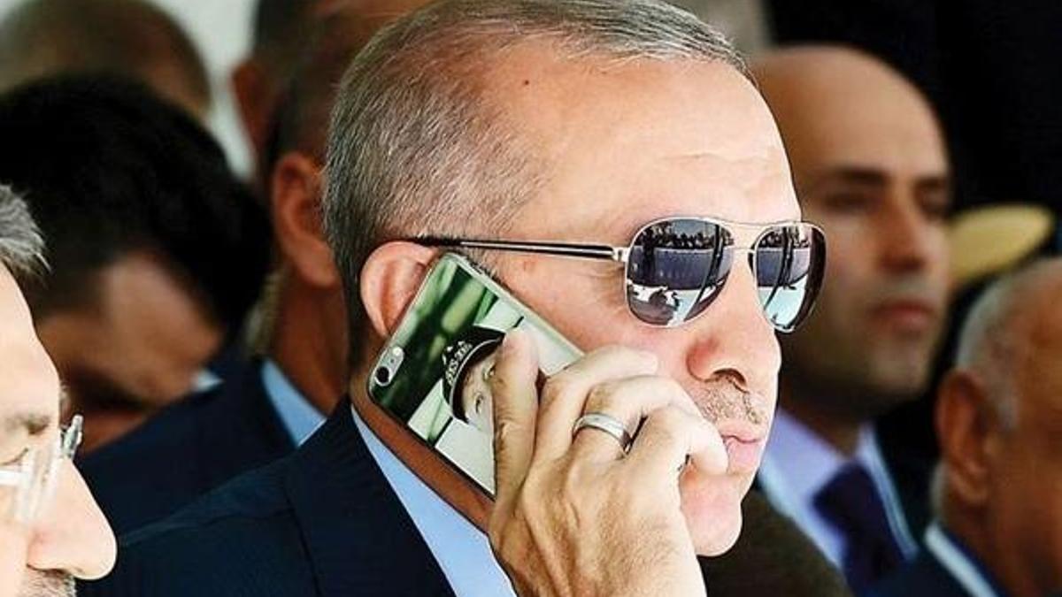Cumhurbaşkanı Erdoğan'ın cep telefonu kılıfında dikkat çeken detay