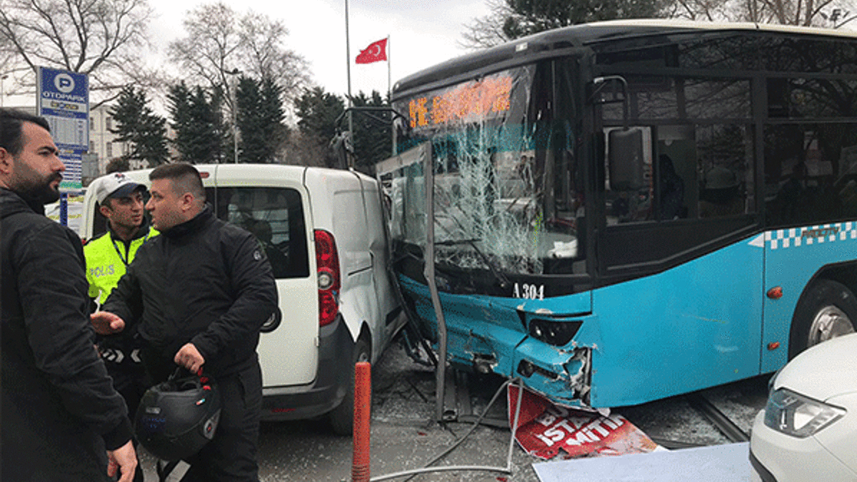 İstanbul'da halk otobüsü yayalara çarptı! 3 yaralı
