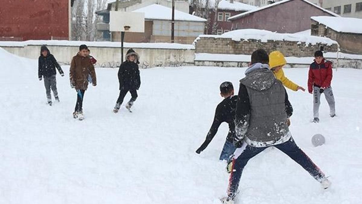 Van Başkale'de okullara kar tatili!