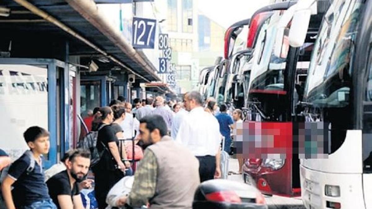 Otobüs otobüs seçime gidiyorlar! Yer kalmadı...