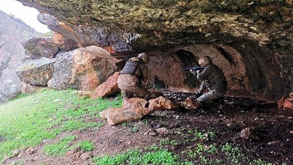 Diyarbakır'da PKK'lı teröristlerce kullanılan 17 sığınak imha  edildi!