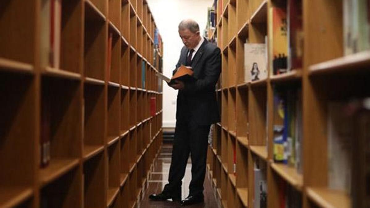 Bakan Akar ve komutanlardan kütüphane ziyareti