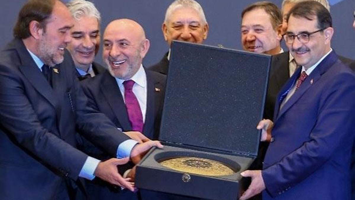 Petroleum Istanbul 2019 Fuarı başladı! Bakan Dönmez: Oldubittiye izin vermeyeceğiz
