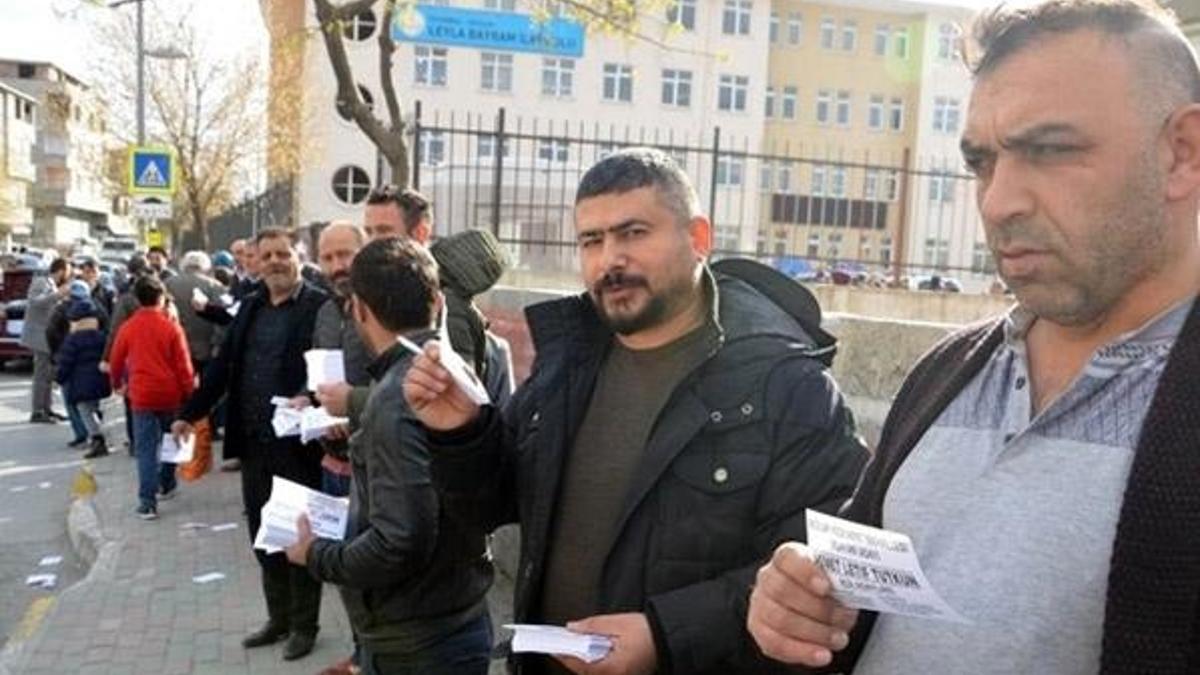 Tam 18 bin seçmen... Okula akın ettiler!