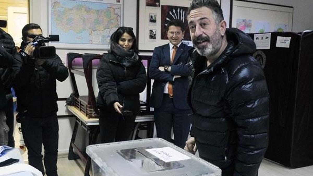 Cem Yılmaz oyunu kullandı, espriyi patlattı