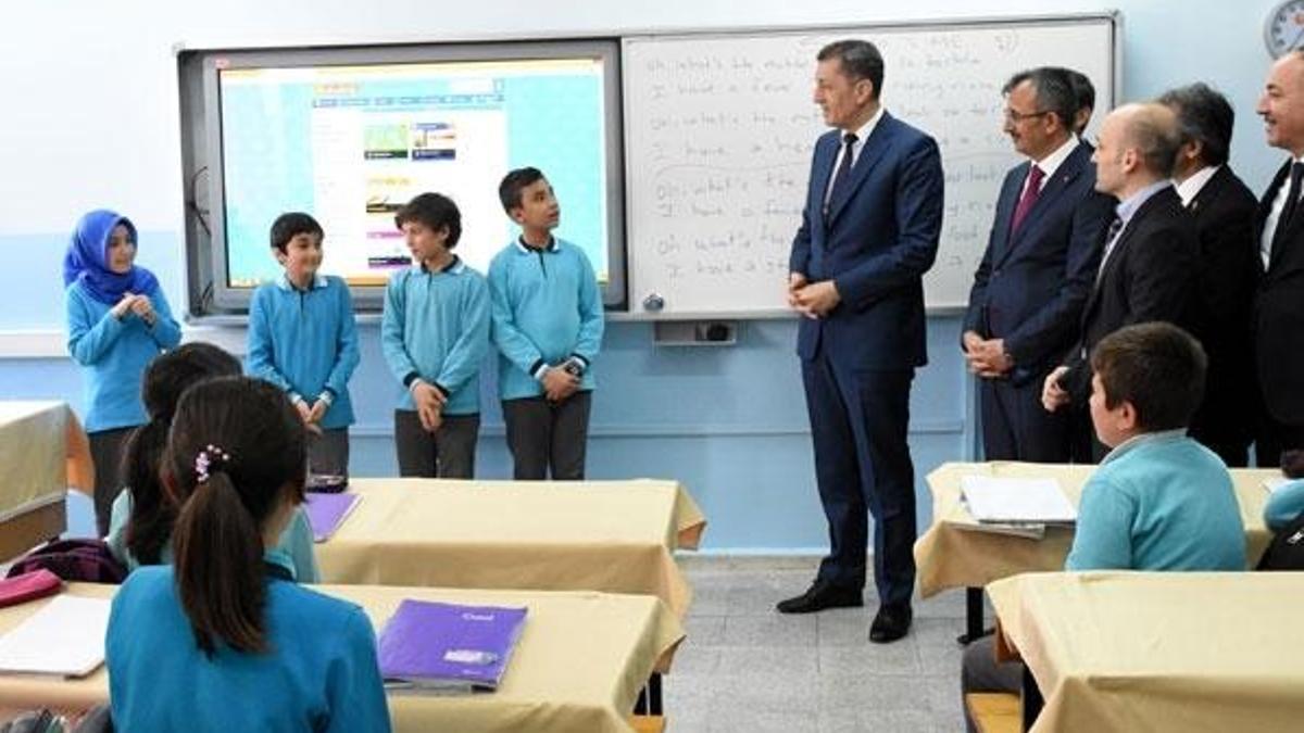 Bakan Selçuk, öğretmenlerle bir araya geldi