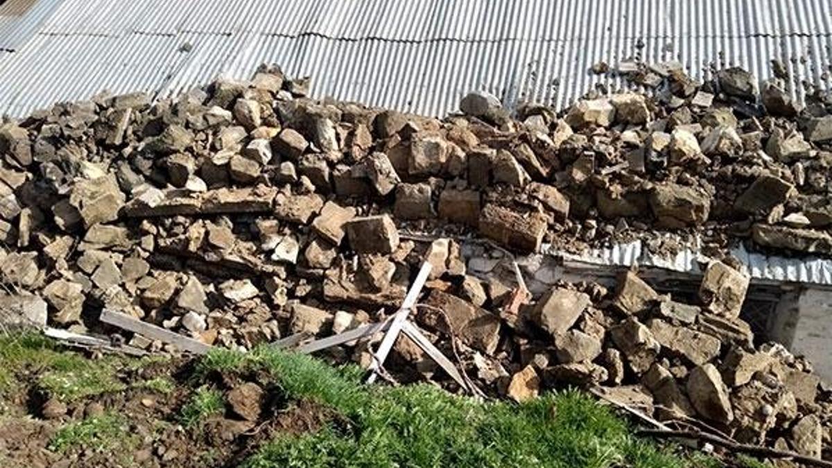 İstinat duvarı evin üzerine çöktü!
