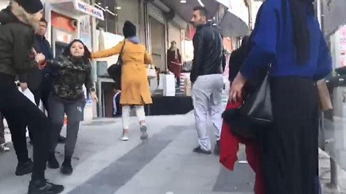 Erkek arkadaşını başka kadınla görünce bıçakladı!