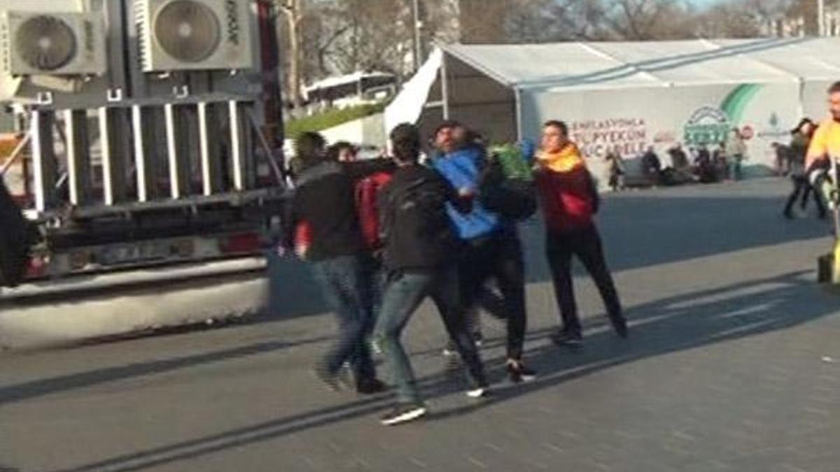 Taksim Meydanı'nda yumruk yumruğa kavga!