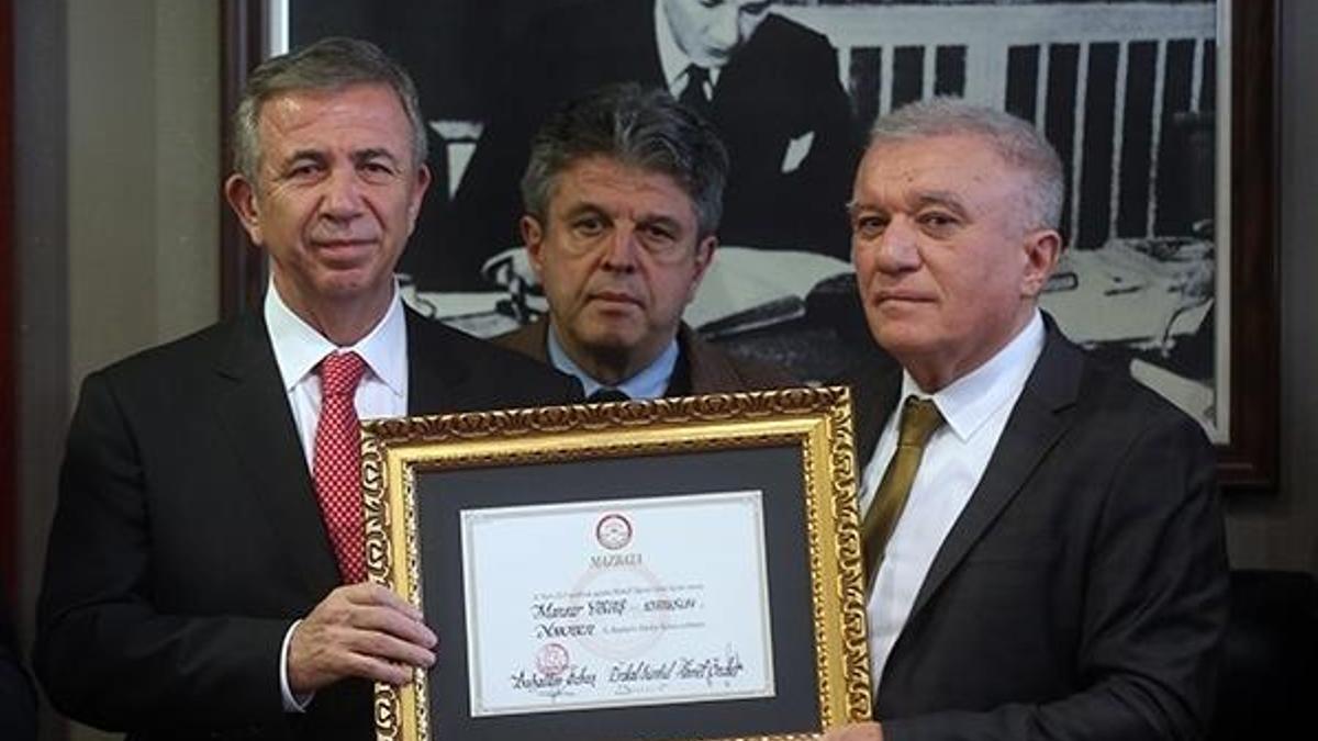 Mansur Yavaş mazbatasını aldı
