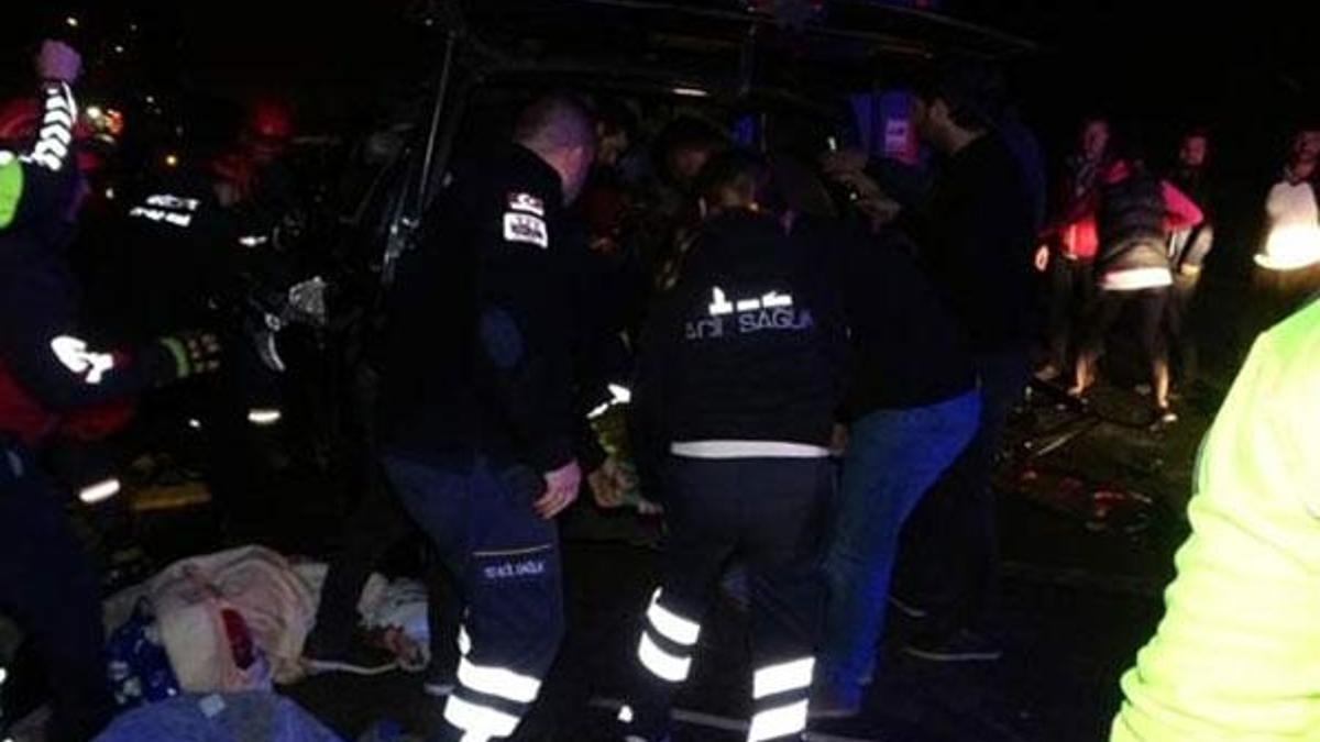 TIR ile minibüs çarpıştı! Çok sayıda ölü ve yaralı...