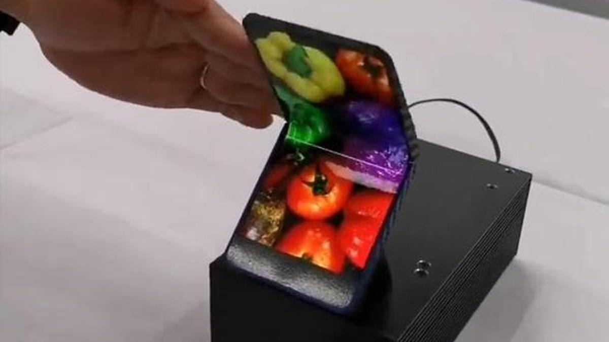 Sharp'tan ekranı dikey katlanan telefon