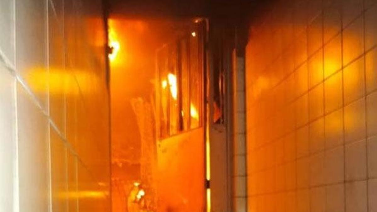 Elektrik panosundaki yangın mahalleliyi sokağa döktü