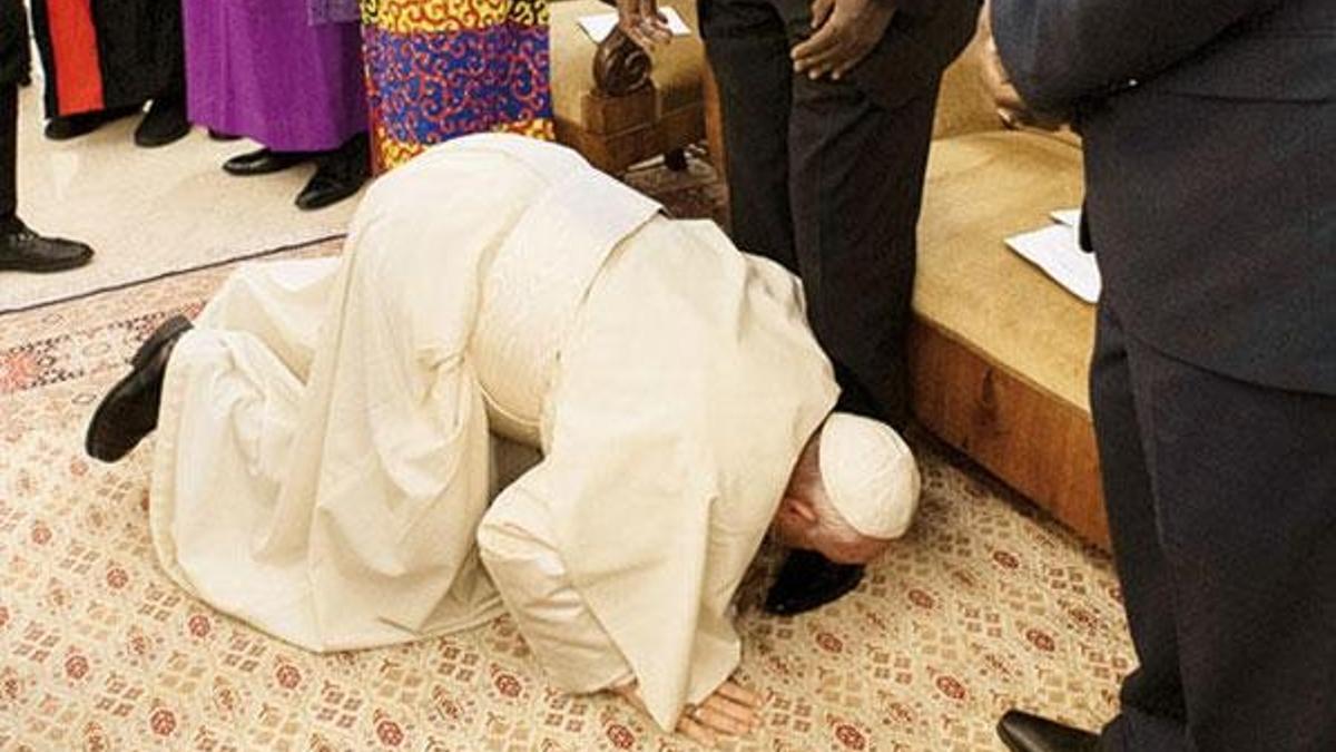Papa, Güney Sudanlı liderlerin ayaklarını öptü